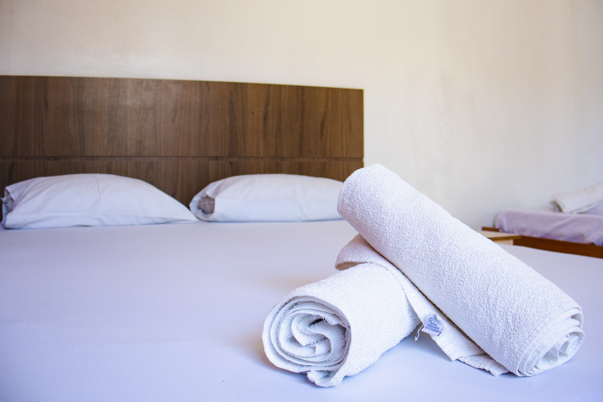 Quarto do Laguna Hotel com ar condicionado e frigobar